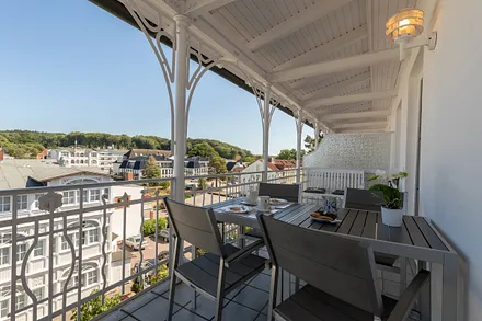 Die Ferienwohnung liegt im 3.OG. Sie erreichen Sie bequem mit dem Fahrstuhl. Rechts im Bild die Südostansicht der Villa Metropol. Ganz oben zum Türmchen hin liegt Ihr Balkon.