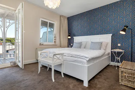 Das Doppelbett ist komfortable 1.80m breit. Verdunkelungsgardinen sorgen für angenehmen Schlaf.