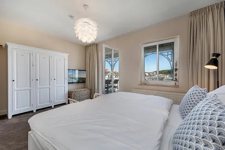 Im Schlafzimmer gibt es ein zweites TV-Gerät.