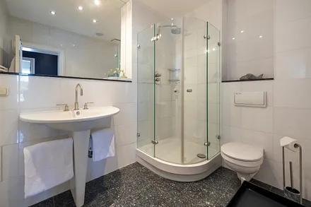 Das schöne Bad bietet Ihnen Echtglasdusche, WC und Fön.  