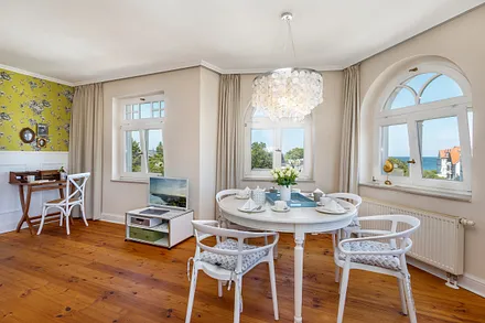 Die Wohnung wurde 2018 komplett saniert und liebevoll und hochwertig neu möbliert.