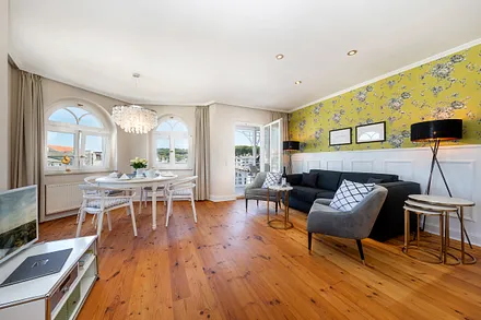 Der Eßplatz im Erker hat ebenfalls Blick auf das Meer.