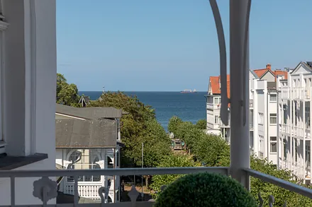 ... und bietet einen schönen Blick über den Ort bis zum Meer!