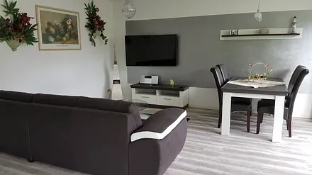 großzügiges Wohnzimmer