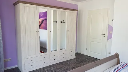 großer Kleiderschrank