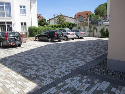 großzügiger Parkplatz am Haus