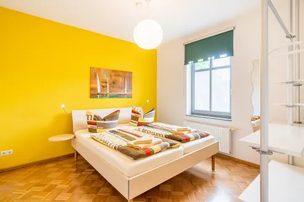 Schlafzimmer mit viel Platz auf der rechten Seite 