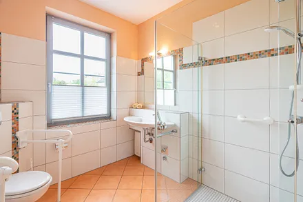 Bad (Toilette auf Wunsch mit 2 anbaubaren Stützen) 