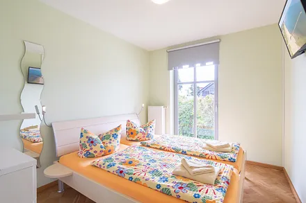 kleines Schlafzimmer mit TV