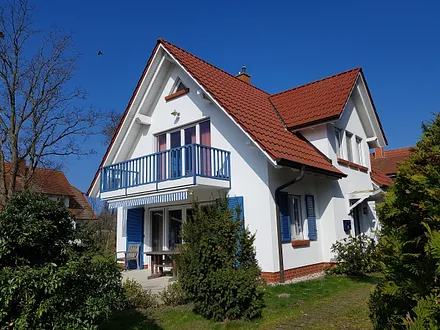 Außenansicht mit Friesengiebel