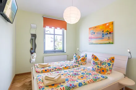 kleines Schlafzimmer mit TV