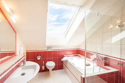 Bad 1 mit Whirlwanne