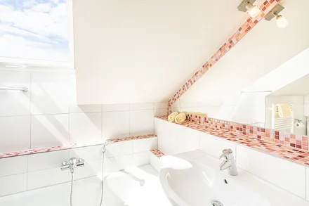 Bad 2 mit Wanne, Dusche und Sauna