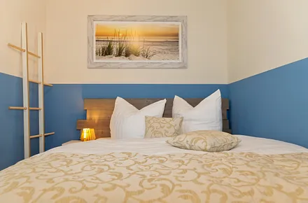 Schlafbereich mit Doppelbett