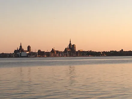 Blick von Altefähr auf die Hansestadt Stralsund - am Abend