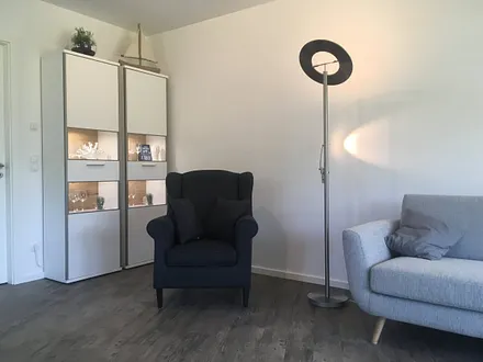 Das Wohnzimmer mit Ohrensessel für gemütliche Lesestunden