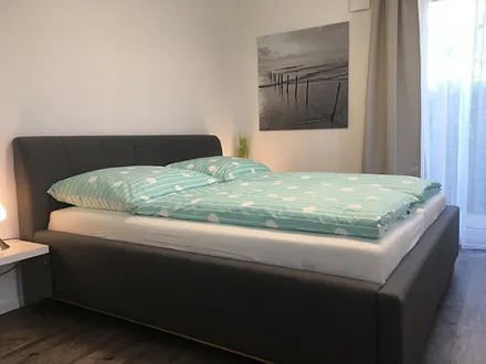Das Schlafzimmer mit Bett 2,00m x 1,80m - komfortable Federkernmatratzen