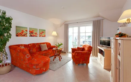 Wohnbereich mit angrenzendem Balkon