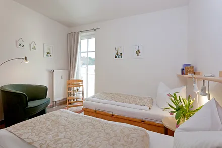 2. Schlafzimmer mit zwei Einzelbetten