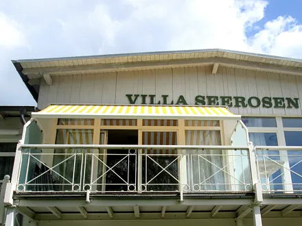 Wohnung mit  Balkon. Vom Garten aus fotografiert: See- / Rückseite des Hauses.