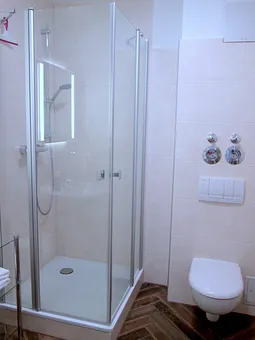 Bad: Echtglas-Duschkabine, flache Duschwanne mit niedrigem Einstieg