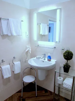 Nochmal Bad  - allergikerfreundlich wie die gesamte Wohnung : Fliesenboden in Holzoptik