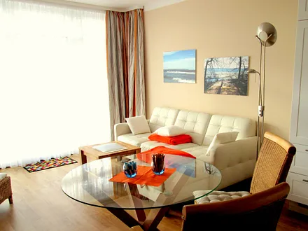 Wohnraum: gemütliches Sofa.