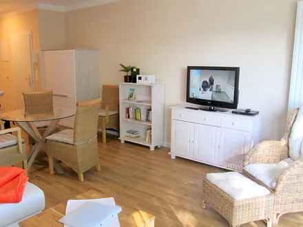 "Mediathek" im Wohnraum: Kleine Bücherei mit Literatur - auch zum Tauschen -, WLAN-Router, Radio, TV, CD- / DVD-Player.