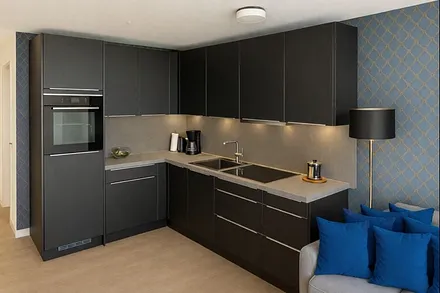 Küchenzeile mit Spülmaschine und Backofen