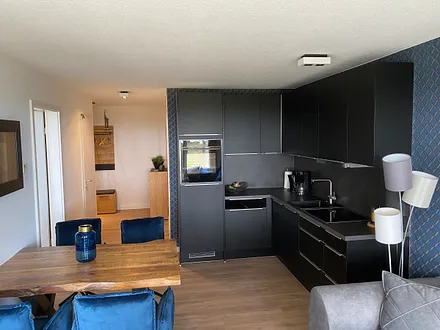 Küchenzeile mit Spülmaschine u. Backofen