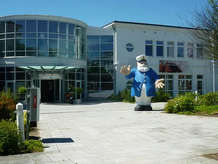 Schwimmbad mit Wellnessbereich 600 m entfernt.