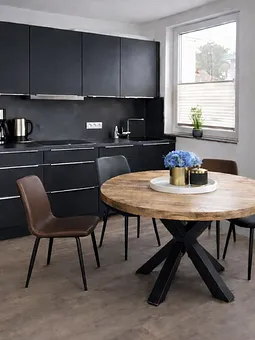 Küchenzeile mit Spülmaschine und Backofen