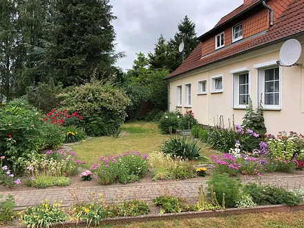 Seitlicher Blick zum vorderen Garten