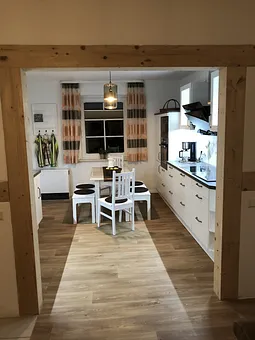 Sehr hochwertig ausgestattete Küche mit Geschirrspüler, Microwelle, Induktionsherd, Gefrier- Kühlkombination.