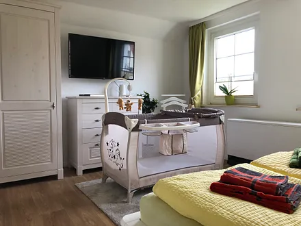 Großes Schlafzimmer mal mit Babybett 
