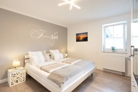 Schlafzimmer mit gemütlichem Doppelbett