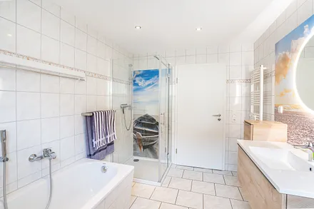 Bad mit Dusche und Badewanne