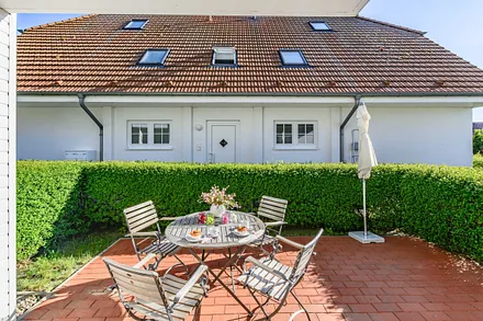 Terrasse durch eine Hecke geschützt