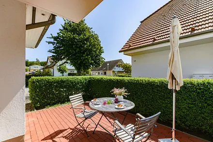 bestuhlte Terrasse mit Sonnenschirm