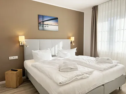 Schlafzimmer mit Boxspringbett