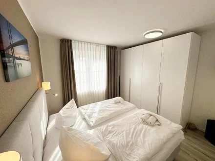 Schlafzimmer mit Kleiderschrank