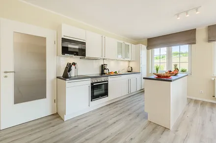 Küchenzeile mit Backofen