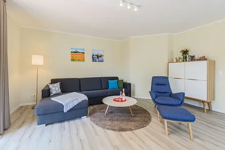Wohnzimmer mit gemütlicher Couch