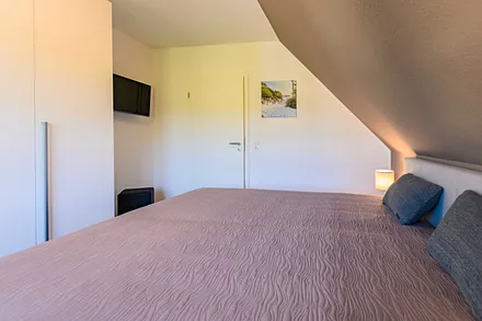 zweites Schlafzimmer mit Kleiderschrank und TV