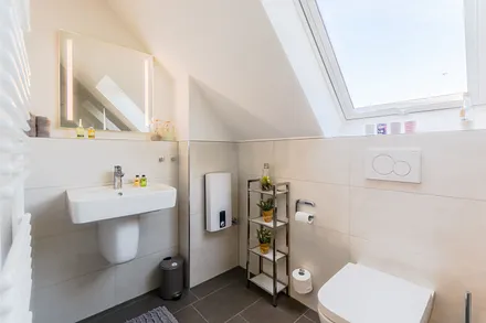 Badezimmer mit Waschbecken und WC