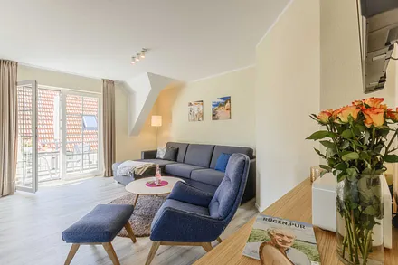 Wohnzimmer mit Couch und Sesel