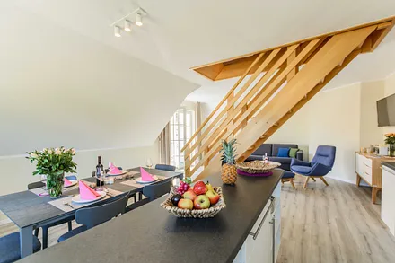 Küchenzeile mit Blick ins Wohnzimmer