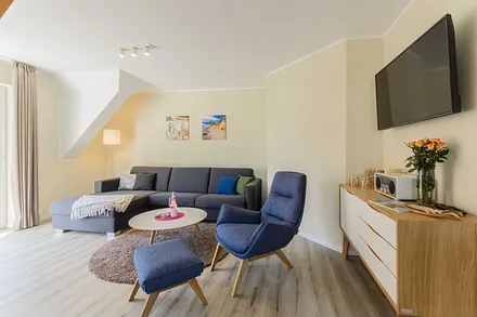 Wohnzimmer mit Couch und TV