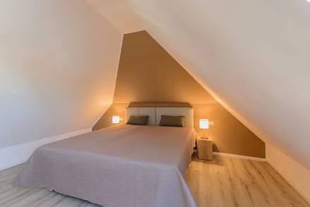 erstes Schlafzimmer mit Doppelbett