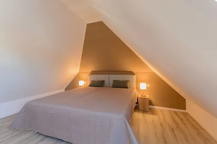 erstes Schlafzimmer mit Doppelbett